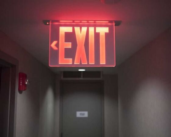 đèn exit đang sáng sau khi lắp đặt