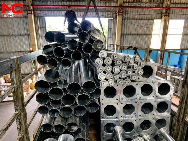 Cẩu cột đèn đa giác cao 16m lên xe vận chuyển