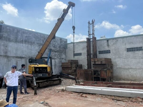 chuẩn bị dụng cụ đóng cọc tiếp địa