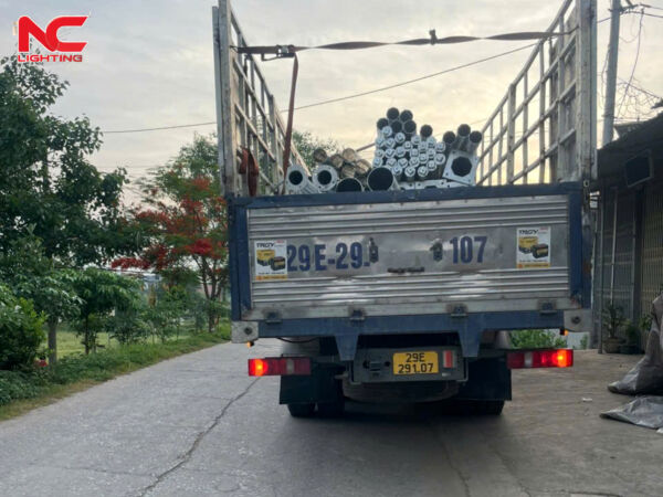 28 cột đèn đa giác cao 16m trên xe vận chuyển