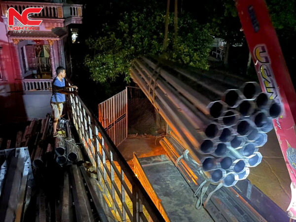 Cẩu cột đèn đa giác cao 16m tại công trình Đi Đình Trung