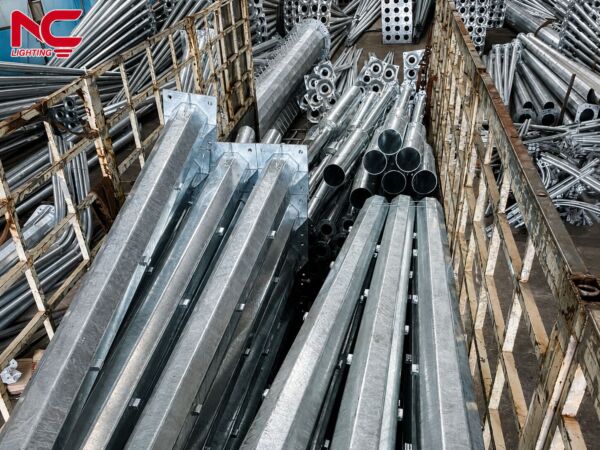 28 cột đèn đa giác cao 16m tập kết tại nhà máy