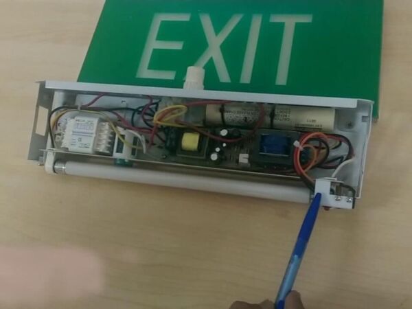 Đấu nối nguồn điện trong quá trình lắp đèn exit