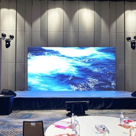 đèn cao làm nổi bật backdrop theo hướng tập trung ở trên giúp việc checkin sự kiên nổi bật