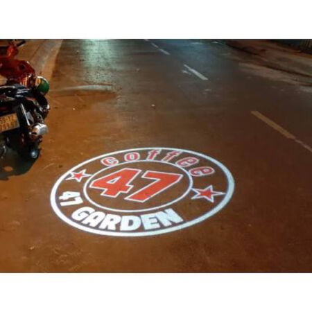 Đèn hắt logo xuống đường cho logo của một quán cafe vườn