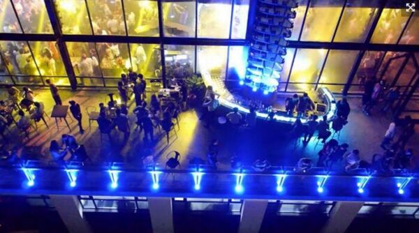 đèn cho rooftop quán bar có ánh sáng mờ ảo