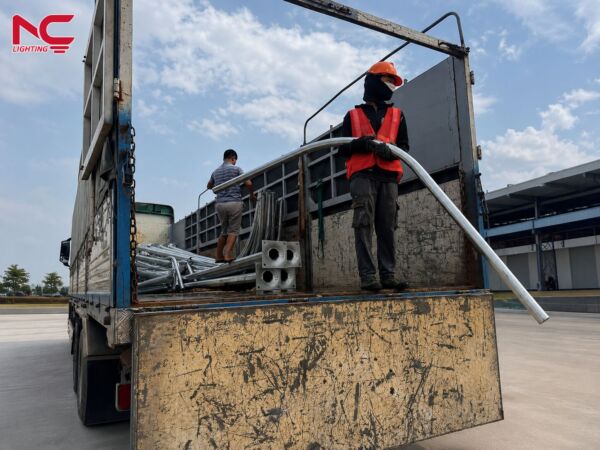 thợ đang chuyền bàn giao cột trong dự án hưng yên