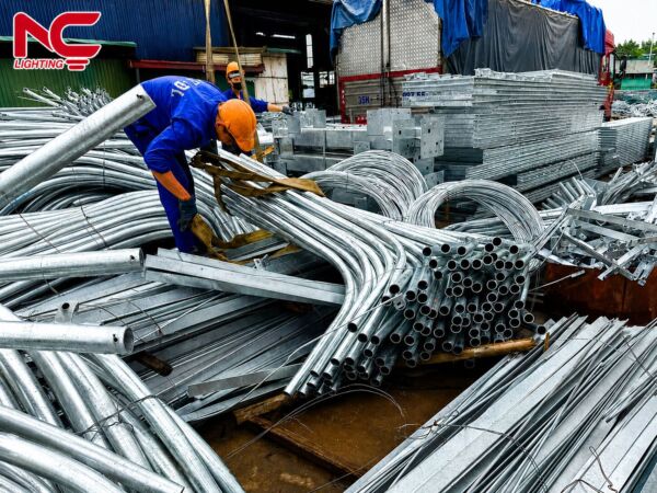 Hoàn tất bốc xếp 93 bộ cần xà lên xe đi Lào Cai