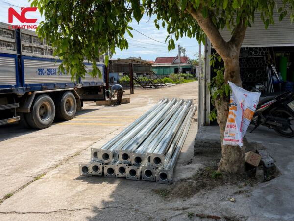 Cột đèn được tập kết để chuẩn bị bàn giao cho dự án chiếu sáng nông thôn mới nghi kiều
