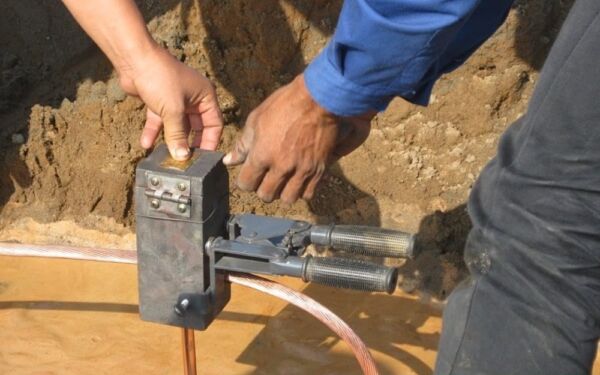 Hàn hóa nhiệt dây dẫn với cọc tiếp địa trong quá trình thi công