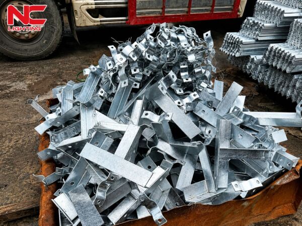 Chi tiết cần xà mạ kẽm được tập kết chuẩn bị vận chuyển đi Lào Cai