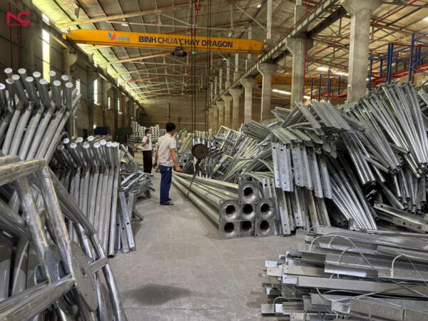 7 chiếc cột đèn được cẩu lên xe