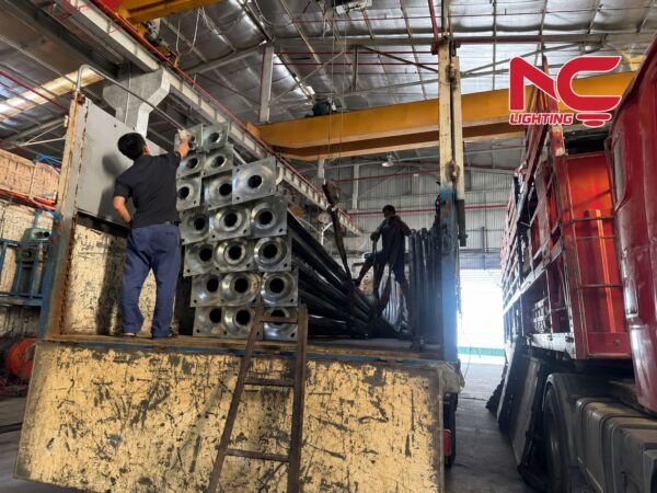 quá trình kiểm đếm cột trên xe trước khi bàn giao cho dự án hưng yên
