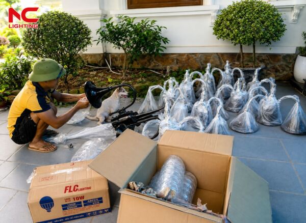 thợ đang kiểm tra đèn chùm trước khi bàn giao cho dự án Sóc Sơn