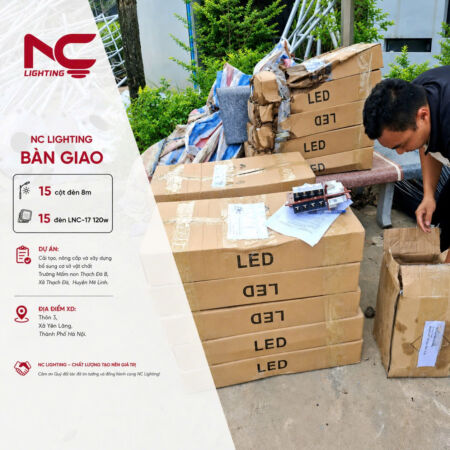 thợ đang kiểm tra cột và đèn trước khi bàn giao cho trường mầm non thạch bàn b