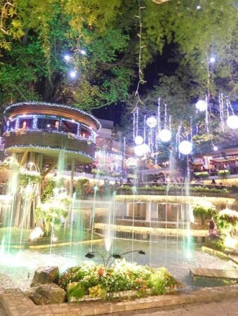 Sử dụng những chiếc đèn đổi màu cho thiết kế chiếu sáng cảnh quan khu vực nước
