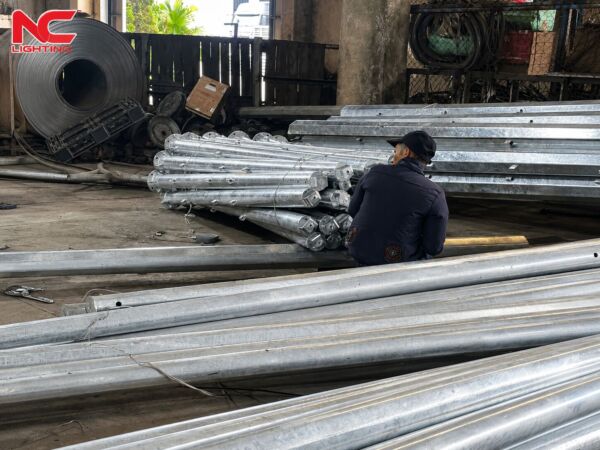 Công nhân hoàn thiện cột đèn đa giác cao 16m tại nhà máy