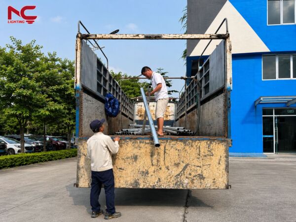 thợ đang dỡ hàng xuống để cung cấp cho dự án Thái Nguyên
