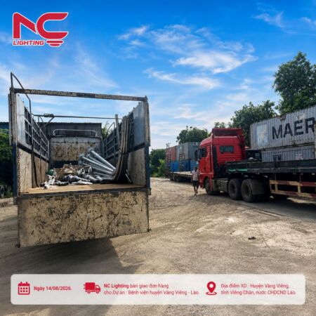 Cột đèn chiếu sáng được vận chuyển đến Bệnh viện huyện Vàng Viêng Lào
