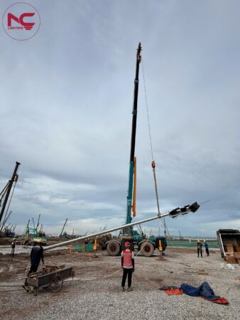 cẩu đang trong quá trình cẩu cột đèn bàn giao đến dự án chiếu sáng kcn đình vũ, Hải Phòng