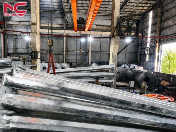 các cột đèn được tập kết tại xưởng chuẩn bị bàn giao đến sự án hải phòng