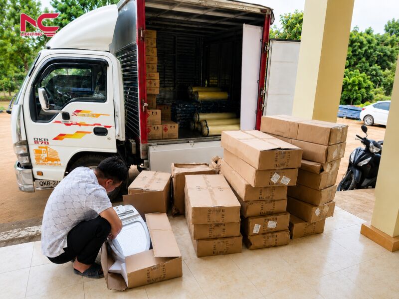 Bên phía nhận đang kiểm tra đèn