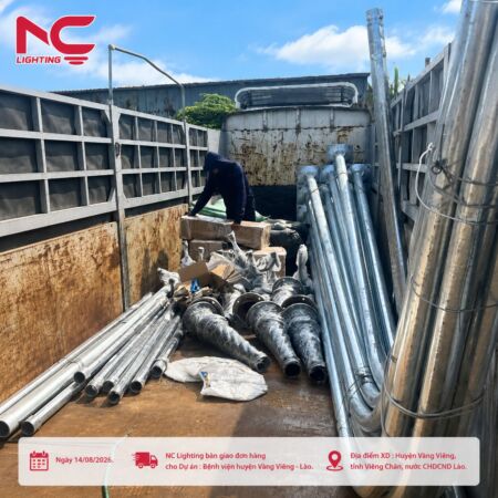 Cột đèn và thiết bị chiếu sáng được tập kết cho dự án Bệnh viện huyện Vàng Viêng