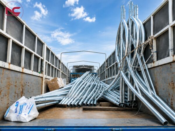 Cột đèn được xếp lên xe vận chuyển đến Bắc Ninh