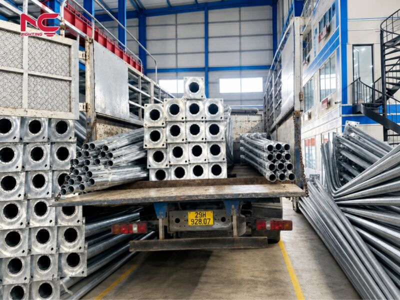 Cột, cần và đèn đã được sắp xếp lên xe và bàn giao đến Cao Bằng