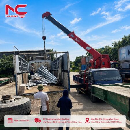Bàn giao cột đèn và thiết bị chiếu sáng tại Bệnh viện huyện Vàng Viêng