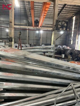 các cột được tập kết trong nhà máy trước khi bàn giao đến kcn đình vũ, Hải Phòng