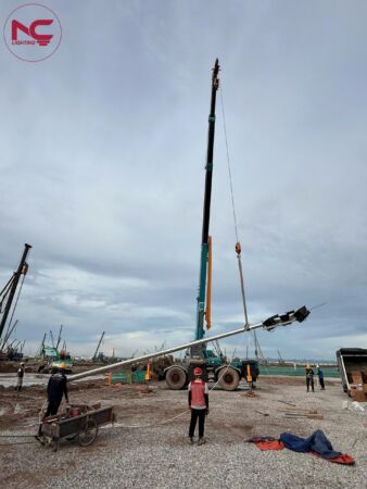 sử dung xe cẩu để cẩu cột