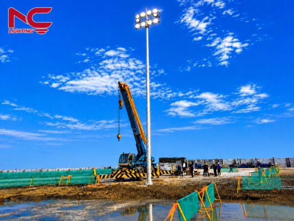 Cột đèn được dựng tại công trường sau khi được chuyển giao đến dự án.