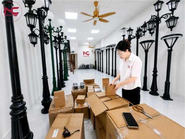 Nhân viên đang kiểm tra đèn trong hộp và chuẩn bị đóng hộp bàn giao cho dự án KN Paradise