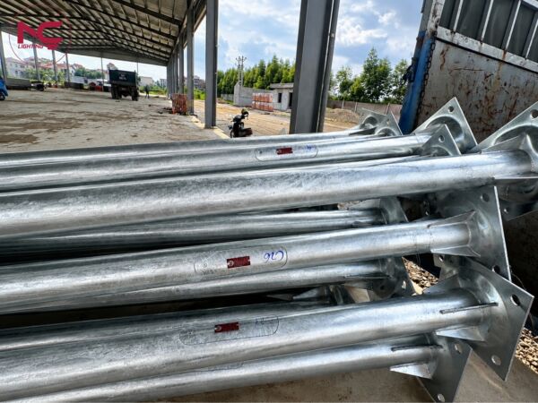 Cột đèn được vận chuyển và tập kết tại công trình Transeco Bắc Ninh