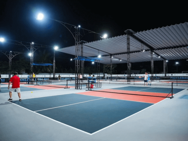Cột đèn sân pickleball đơn có chiều cao vừa phải