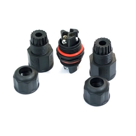 các đầu nối dây điện dưới nước màu đen