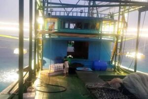đèn led đánh cá lắp ở boong tàu
