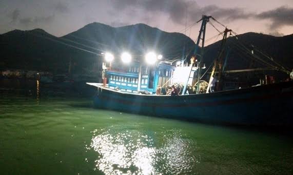 đèn led gắn trên thành tàu đang chiếu sáng khi đánh cá trên sông