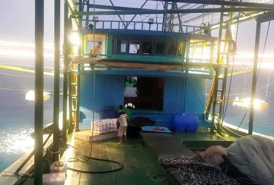 đèn led đánh cá lắp ở boong tàu