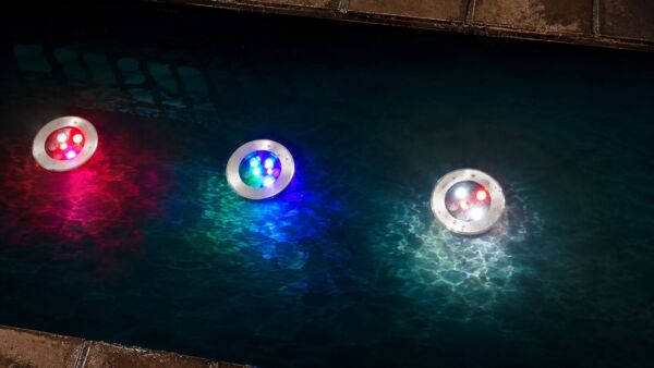 Đèn led dưới nước đa màu được lắp ở bể bơi