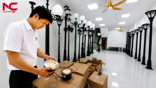Nhân viên đang test đèn chuẩn bị bàn giao cho dự án Khánh Hoà