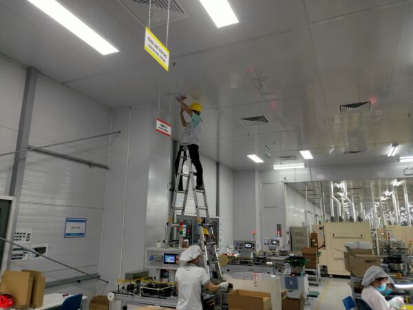 Công nhân đang khảo sát nhà xưởng trước khi thi công chiếu sáng