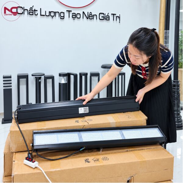 Nhân viên đang kiểm tra đèn trước khi bàn giao cho công ty Viha Việt Nam