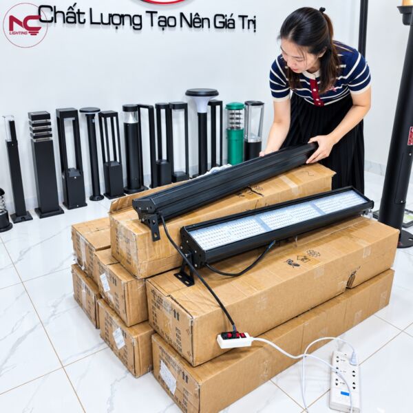 Đèn đã được cắp điện để chuẩn bị cho quá trình test ánh sáng