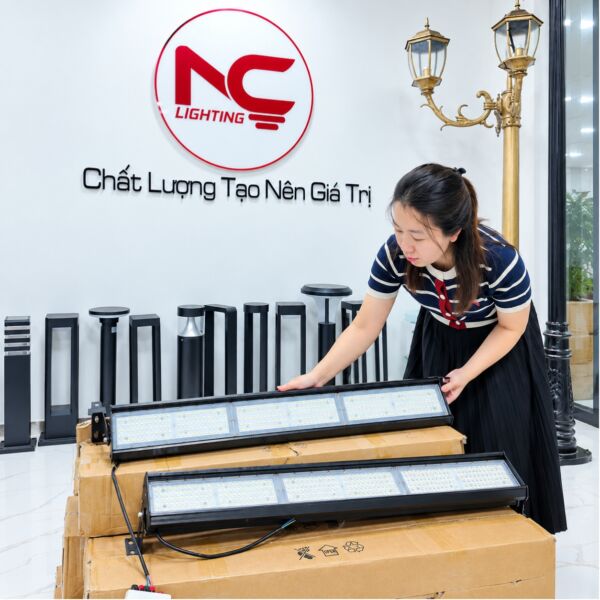 Nhân sự đang kiểm tra đèn mặt trước