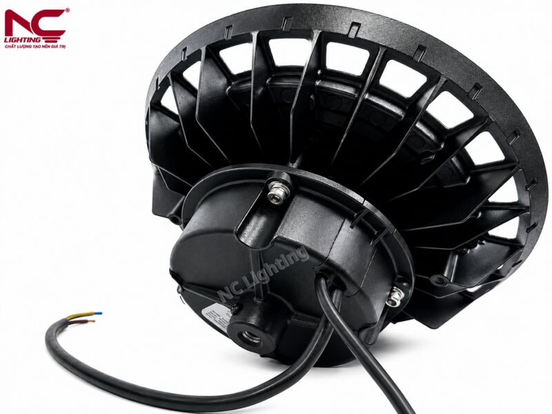 mặt sau xnc-32 có hệ thống cánh tản nhiệt toả đều