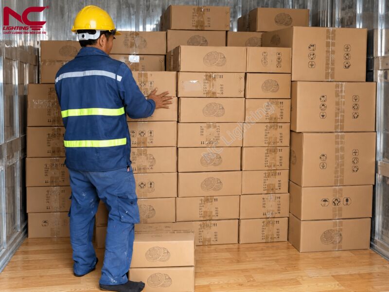 Công nhân đang xếp hàng lên xe và chuẩn bị vận chuyển