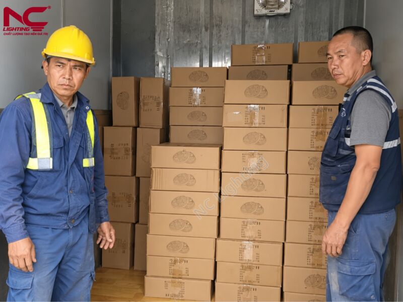 Hàng đã bốc xong lên xe và chuẩn bị bàn giao đến Sóc Sơn